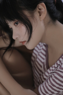 他把手探进我的衣服下摆